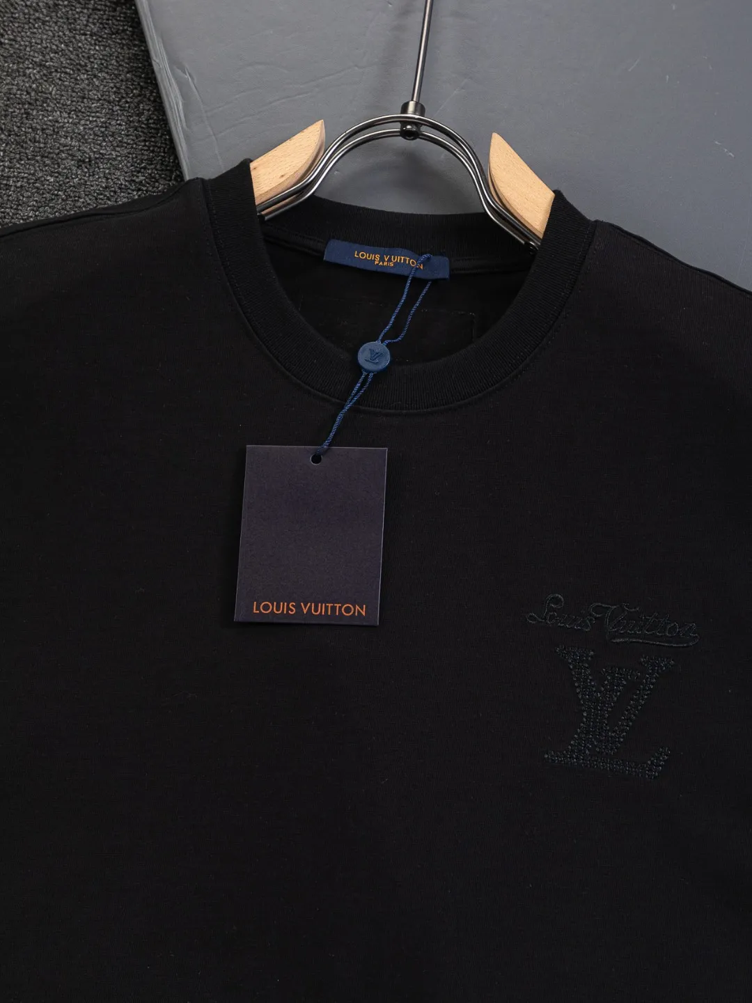 🅿️200 Louis Vuitton 1V LV lv slightly wide version S-XL LV 26ss new products are available at the counter simultaneously. Multiple craftsmanship. Classic simple letters on the chest🪡 embroidery. Simple letters on the back are hollowed out🪡 embroidery. Round neck short-sleeved T-shirt, same style for men and women! Consigned to one-to-one creation. Synchronized with the official website, pure cotton fabrics at the counter! It is close to the skin and comfortable, durable and easy to wear. It has a classic and simple logo design and meticulous original craftsmanship. Short-sleeves, a must-have item for men, do not appear to be the same for the general public, but must be unique and eye-catching. This LV short-sleeve is all about quality, comfort, the same shape and fashion as always, including fabrics and cutting techniques. All of them have been made with great effort! 320 grams of washed pure cotton fabric, pure cotton is breathable, very refreshing and comfortable for daily wear. The rib knitting on the neckline is smooth and tight, and the neckline will not be skewed if you toss it at will. The loose version, you will find that it looks really good on the upper body. The overall is minimalist and neat, super versatile for daily use! Pair it casually with a pair of pants for a youthful look. A T-shirt will make your outfit crazy. It is a fashionable item that can never go wrong! Color: Black White Size: S-XL Size chart: S: Shoulder width 50-Bust 56-Length 70 M: Shoulder width 52-Bust 57-Length 72 L: Shoulder width 54-Bust 59-Length 74 XL: Shoulder width 56-Bust 62-Length 76
